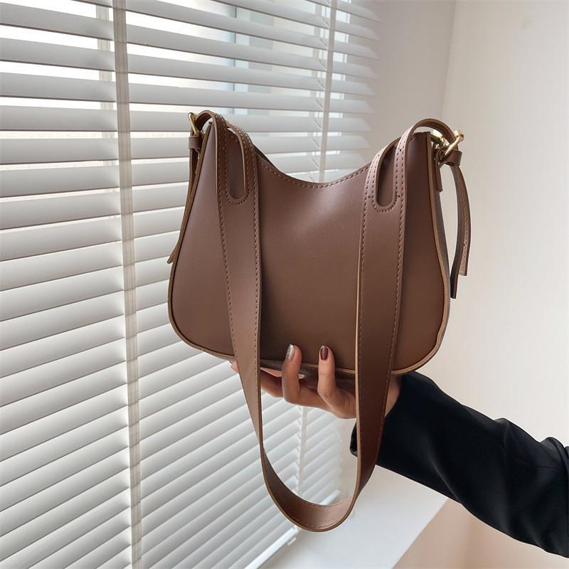 High-end Crescent Handbag For Women With Large Capacity And Retro Vibes