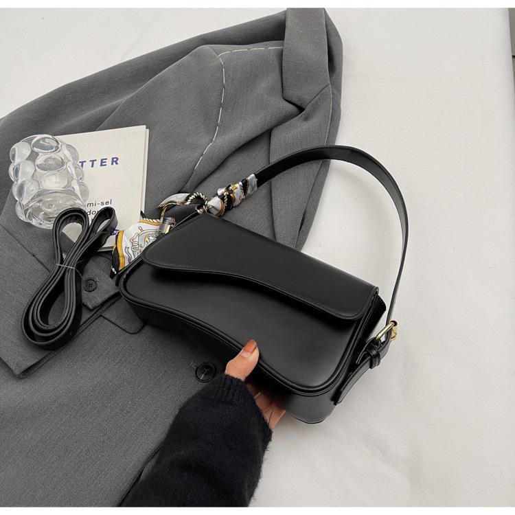 

Осень и зима новая текстурная сумка подмышку в иностранном стиле, темпераментная通勤атмосферная сумочка, однотонная простая модная женская сумка на плечо чёрный