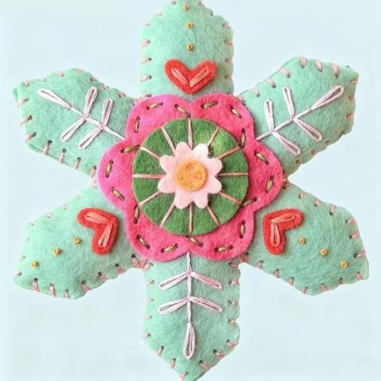 Vyšívané plstěné ozdoby sněhové vločky Ručně vyráběné závěsné dekorace na vánoční stromek Barevné slavnostní doplňky pro sváteční domácí výzdobu