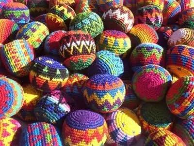 Divertente Set Mags Gay Footbag, Hacky Kick Sack all'Uncinetto Fatto a Mano dal Guatemala per Giochi all'Aperto Festa Allenamento della Coordinazione