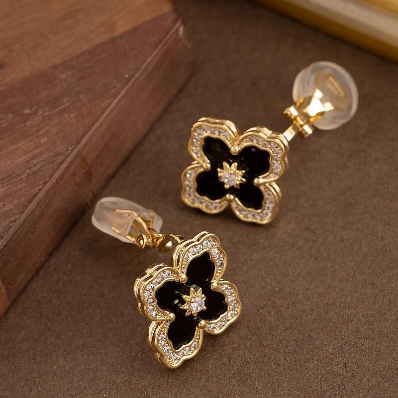 Elegant Zircon-Embellished Clover Stud Earrings Women Non-Pierced Minimalist Luxury Ear Cuffs Gold Tone