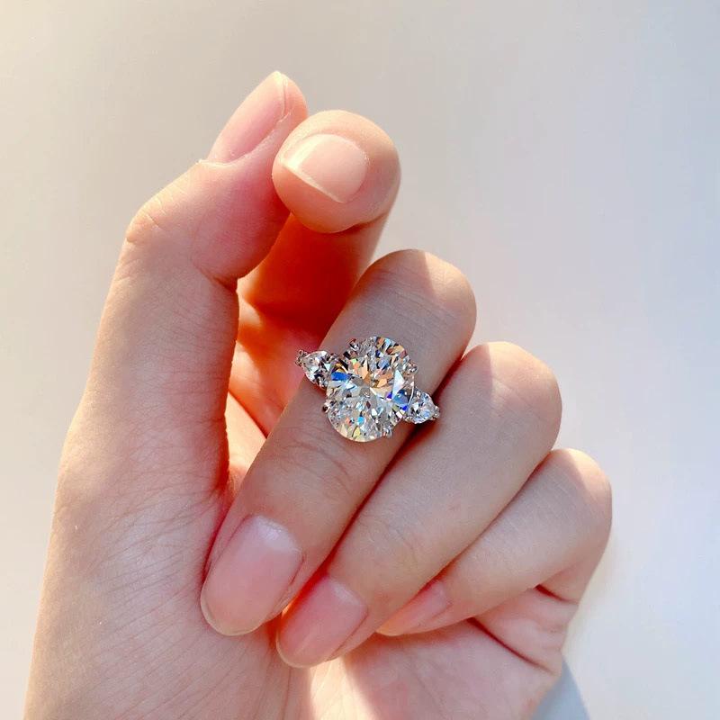 Oval Pigeon Egg, Three-Stone Ring, Women'S Light Luxury, High-End Luxury Wedding Ring, Marriage Proposal, Live Simulation Diamond Ring