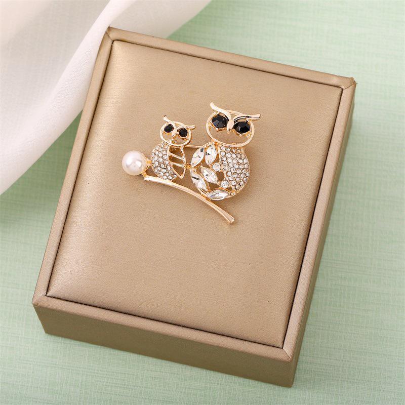 

Изысканная брошь Mori Girl с жемчугом и бриллиантами - элегантный аксессуар для одежды