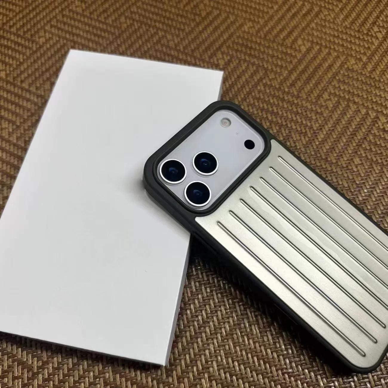 

Бізнес-розкішний 3D чохол-валіза для подорожей для IPhone 17 Pro Max 16 15 14 Захисна задня кришка з алюмінієвого сплаву з пакуванням у подарунковій коробці iPhone 16 Pro червоний