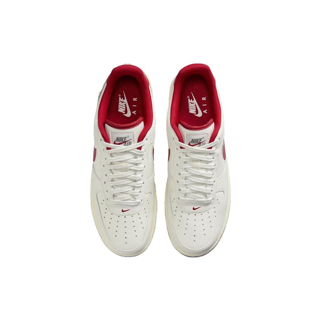 Nike Air Force 1 07 Sail Gym Vermelho Bordado Swoosh Tênis Unissex Creme Coco-Leite Flat-Pewter FV0392-101