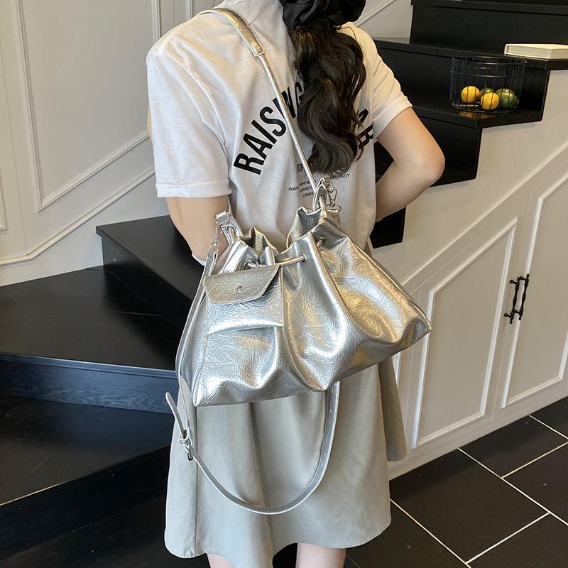 Premium bag 2025 new fashion versatile super fire shoulder bag large capacity commuter messenger bucket tote bag