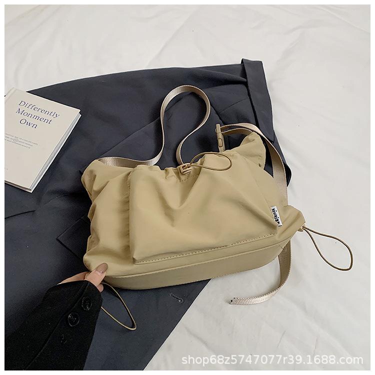 

Folded bag women s 2025 new fashion popular shoulder bag versatile large capacity personalized puff drawstring messenger bag хаки