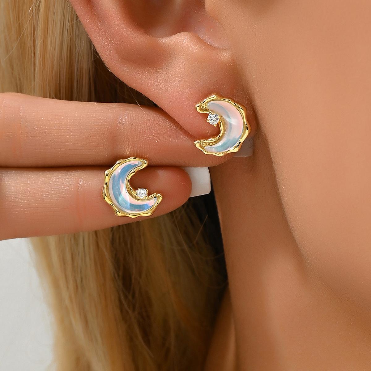 

Горячая Распродажа Маленькие Ароматные Серьги Ветер Геометрические Серьги в виде Полумесяца с Эмалью Легкая Роскошь Премиальные Серьги