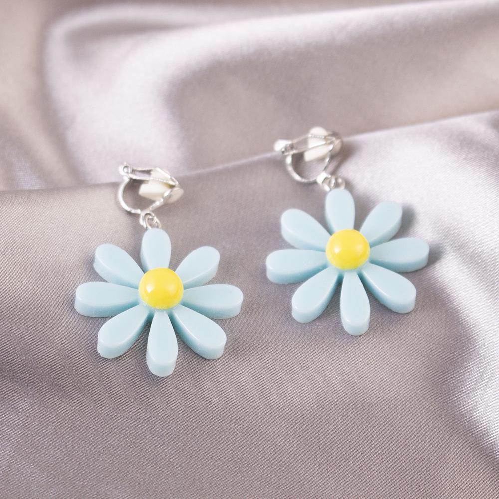 Elegant Clip-On Triangle Earrings for Non-Pierced Ears - Versatile, Light Luxury for Everyday Wear.