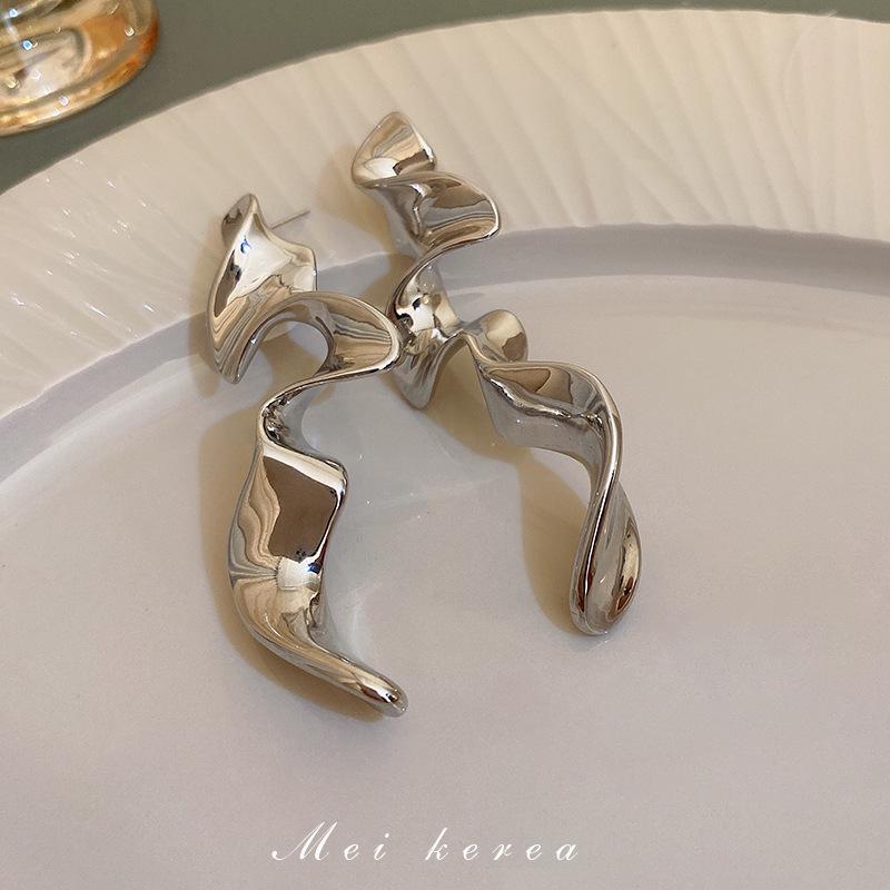 European and American exaggerated metal lines twisted geometric earrings cold wind long stud earrings personalized earrings women