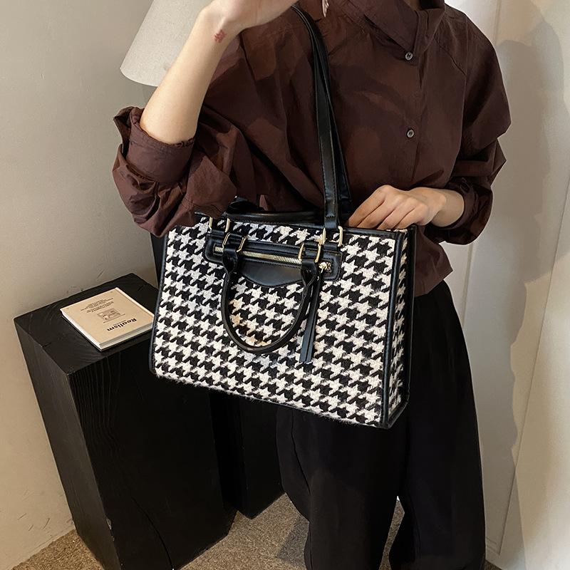 Niche bags, new bags, women's bags, fashionable commuting, thousand bird grid shoulder bags, large-capacity tote bags.