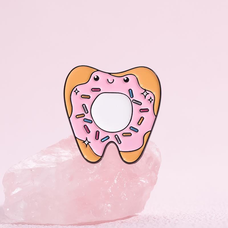 Schützen Sie die Zahngesundheit Emaille-Pins Custom Donut Chip Kuchen Broschen Reversabzeichen Lustiger Schmuck Geschenk für Kinder Freunde