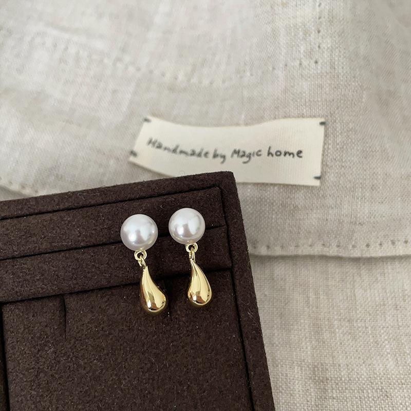 French Retro Pearl Smooth Water Drop Stud Earrings Women'S Light Luxury Elegant Personality Fashion Trend Versatile Earrings