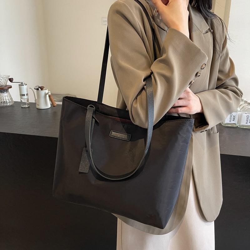Women's Large Capacity Tote Bag Shoulder Bag with Zipper Closure, Durable Fabric & Carved Stitch Design for Work, Travel Spacious Minimalist Tote