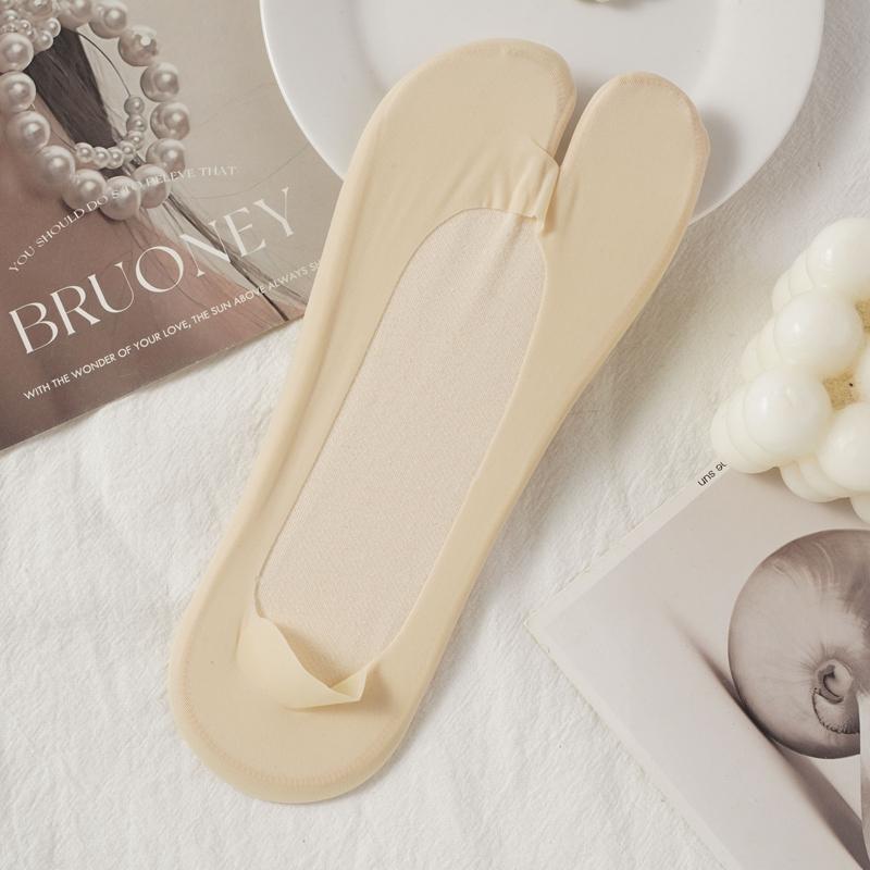 Women's Ice Silk Two Toe Invisible Socks Silicone Non-Slip Split Toe Boat Socks Thin Breathable Sweat Absorbing Summer No Show Socks