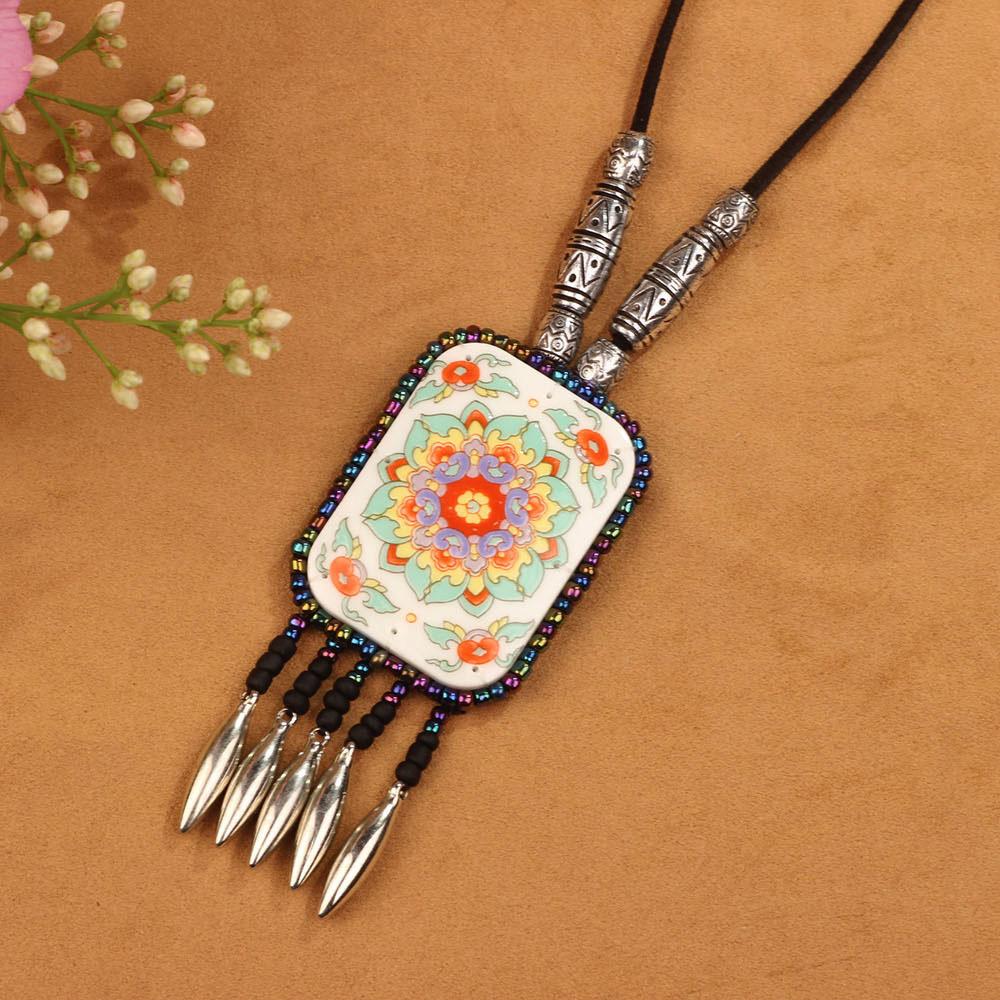 Nepálské šperky v etnickém stylu, kožený náhrdelník, exotický design, ručně tkané vintage bohémské předměty