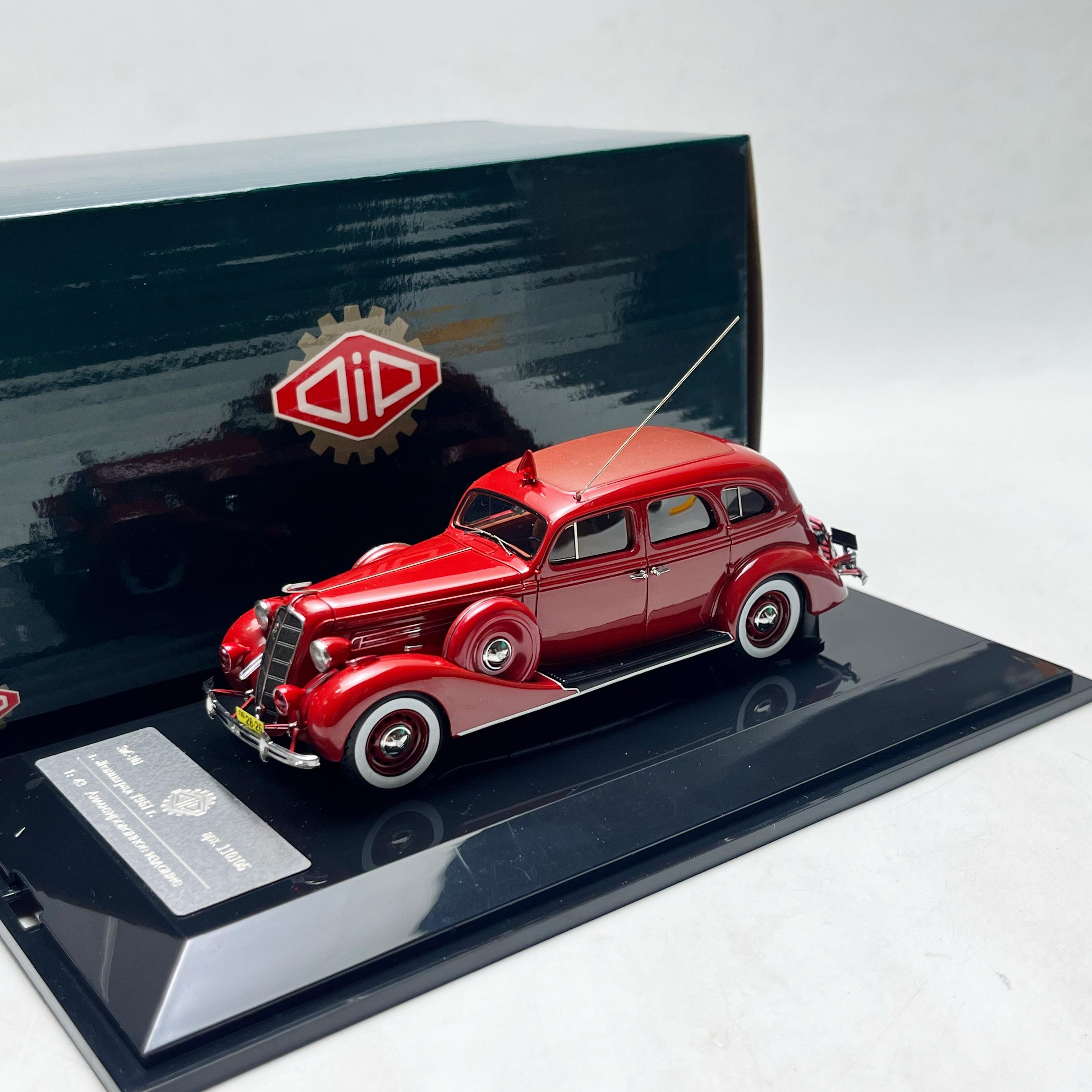 

Занурення 1/43 масштабу ЗІС-101 Люкс седан у Москві, Радянський Союз Колекціонування та демонстрація імітованих смоляних моделей автомобілів