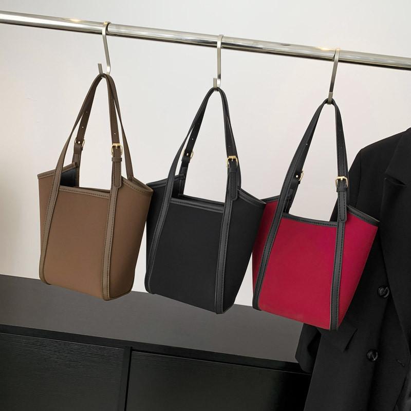 Fashionable Minimalist Women's Tote Bag 2024 Large Capacity Everyday Purse Options