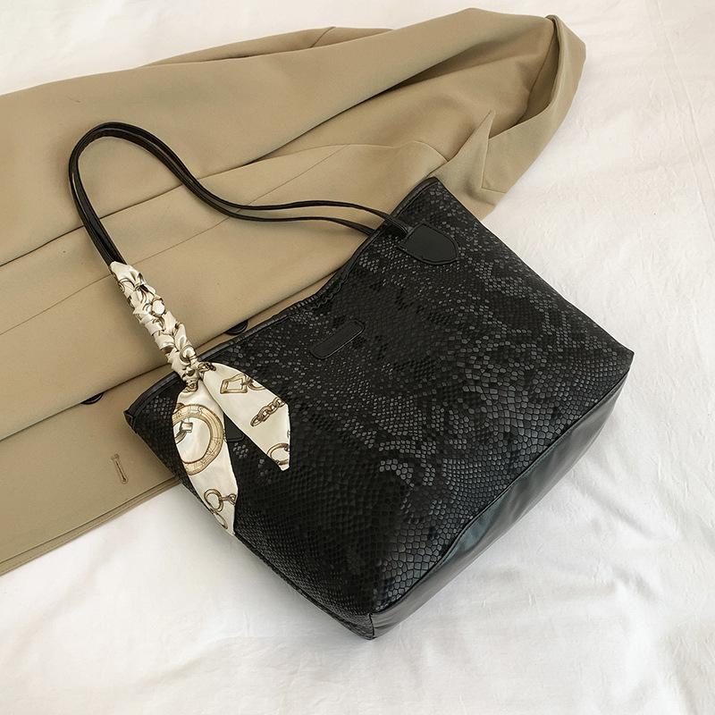 

Модная легкая роскошь, нишевый дизайн, чувство, большая вместимость, высокое чувство, повседневный тренд, портативная наплечная сумка-подмышка чёрный