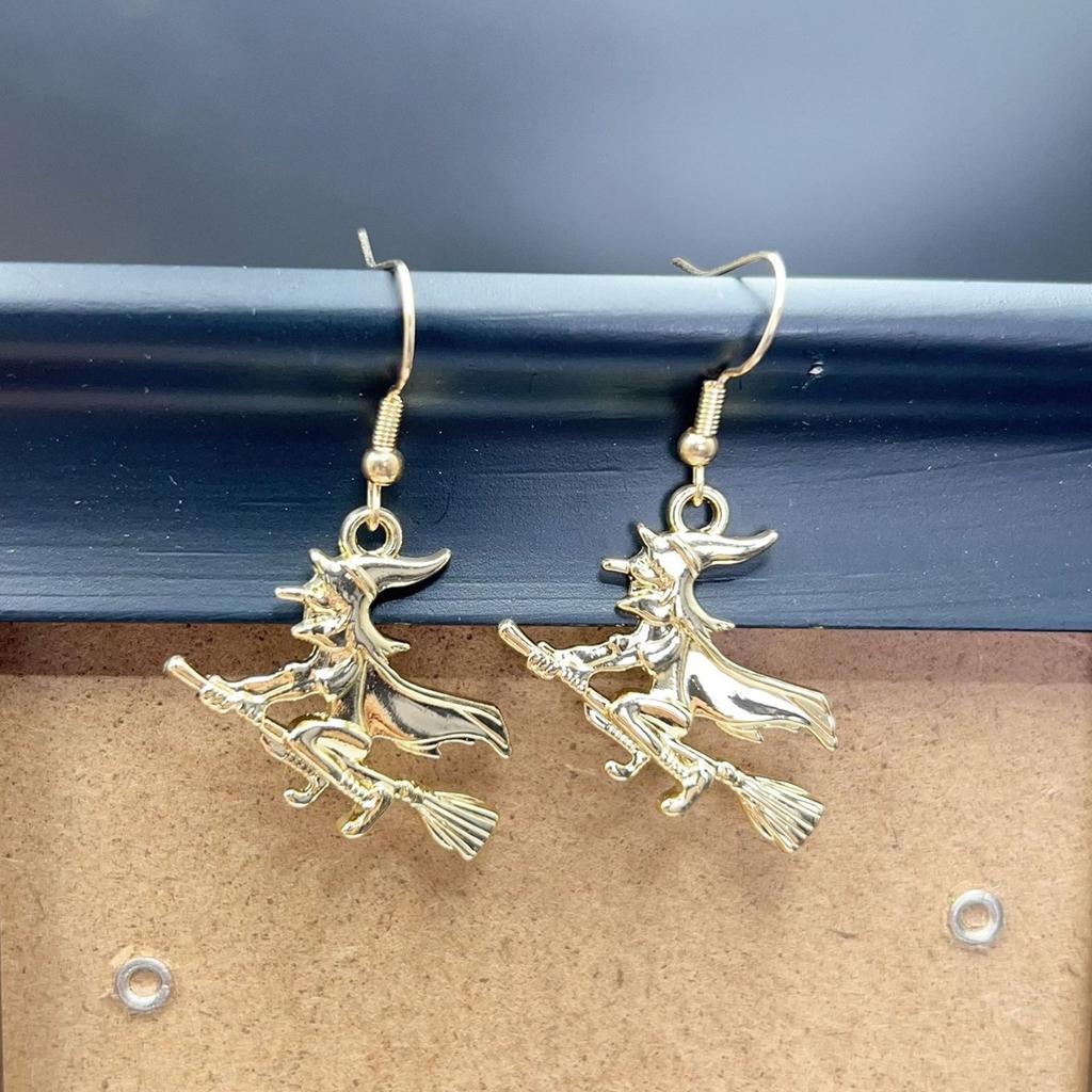 Playful Animal Shaped Eco Friendly Alloy Earrings With Detailed Carving Perfect For Themed Events And Daily Wear