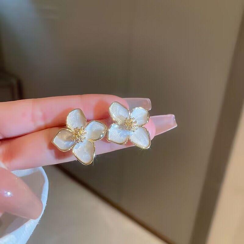 Fashion Korean Women Retro White Flower Earrings Sweet Metal Delicate Stud Earrings for Female Zircon Party Jewelry Accessories