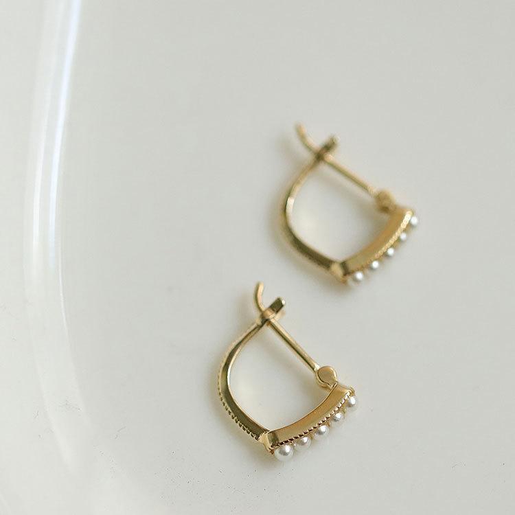 A Row of Bright Little Pearl Bean Bean Earrings Japanese Ear Buckles Cold Style Simple Earrings for Women