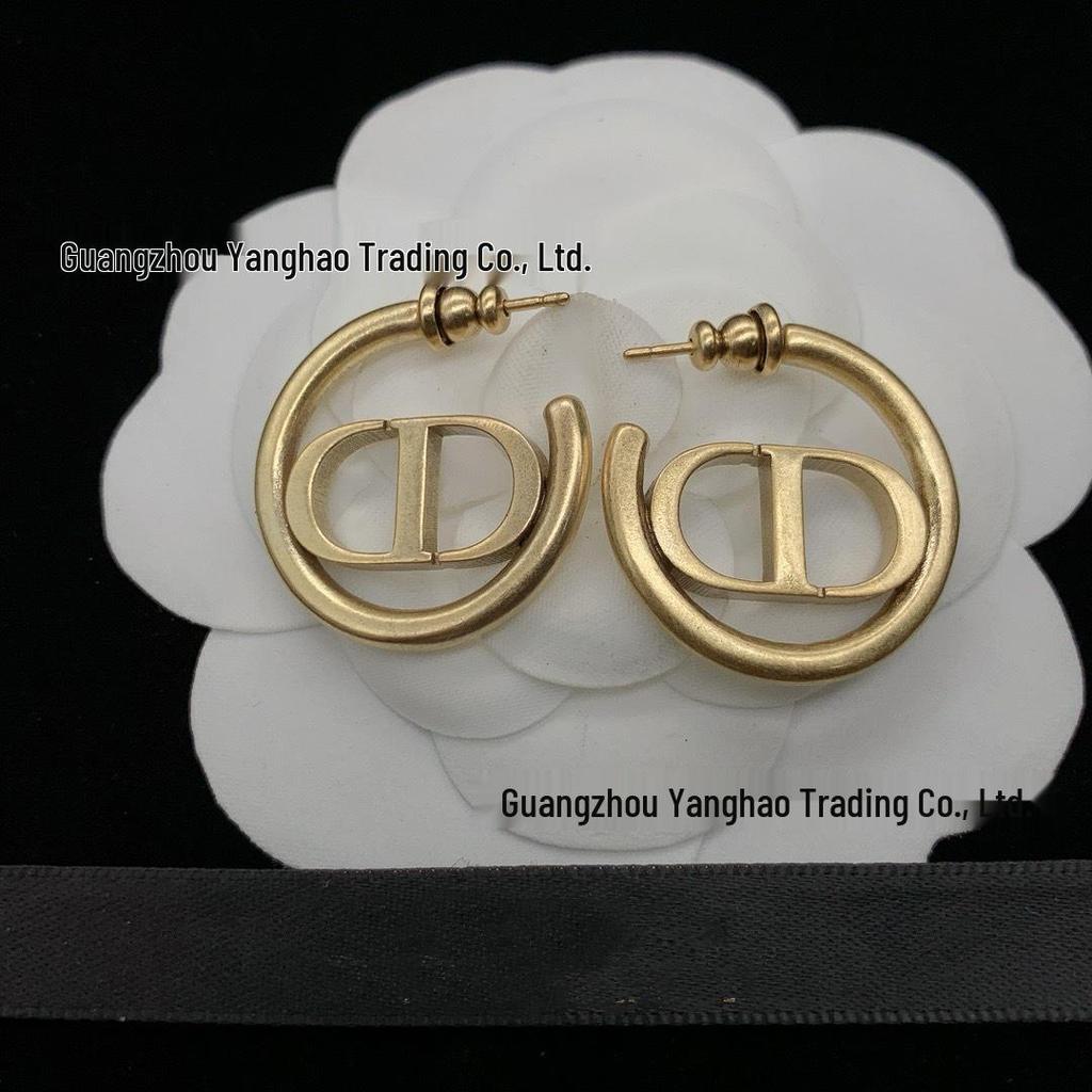 Seiko D.Home Half-Circle Stud Earrings - Women's Elegant Pig Nose Design