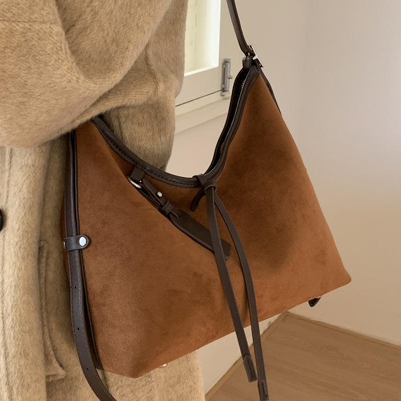 Nuova borsa in velluto di cervo retrò per autunno e inverno, borsa a tracolla da donna, nuova borsa tote di nicchia di grande capacità