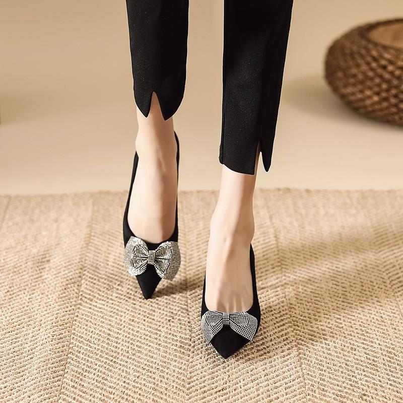 Temperament Strass High Heels Damen Schwarz Professionell Niedriger Absatz Neuer Herbst Spitze Flacher Mund Schleife Dünner Absatz Einzelne Schuhe