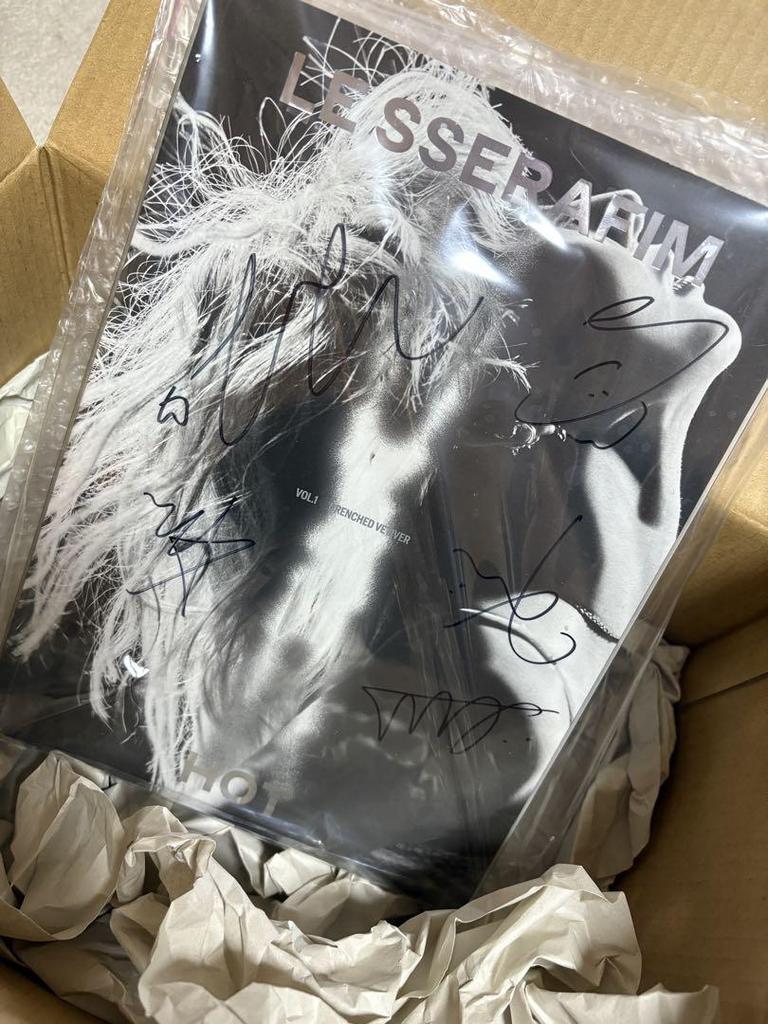 [USED] LE SSERAFIM Autographed Album HOT