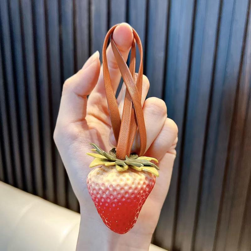 

3D клубничный брелок из смолы: Милый кулон-брелок в подарок