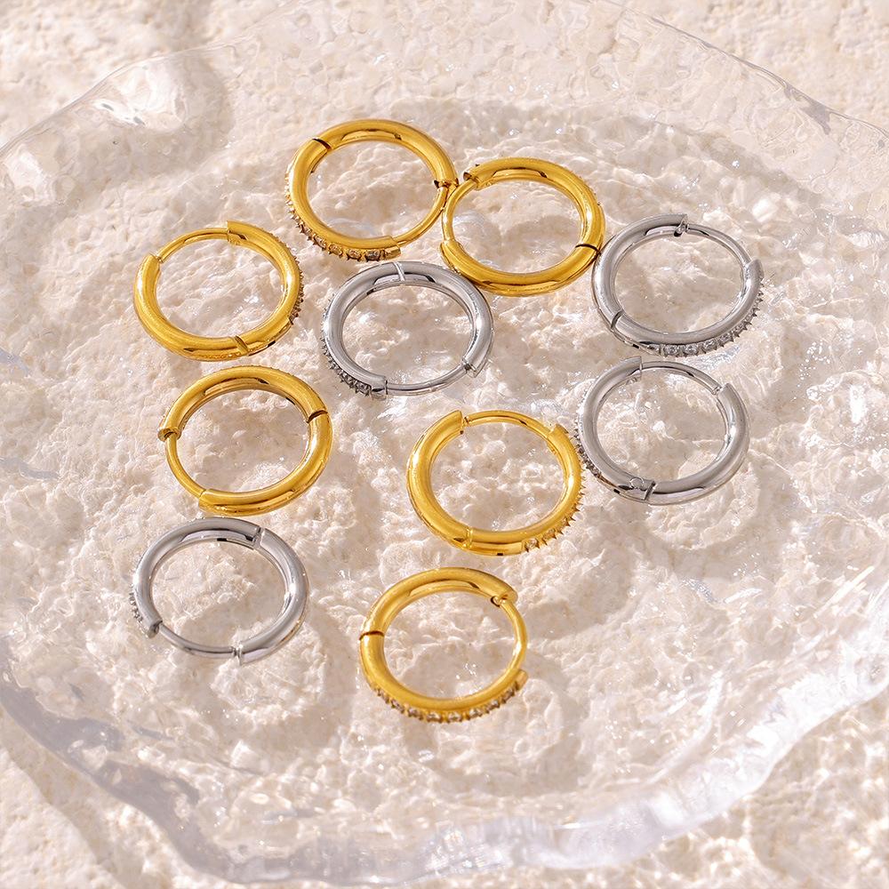 Nieuwe Titanium Staal Oorbellen Eenvoudige Ring Ingelegd Met Zirkonia Niet-Verkleurende Oorbellen PVD Goudkleurig Niche Ontwerp Ronde Oor Gesp