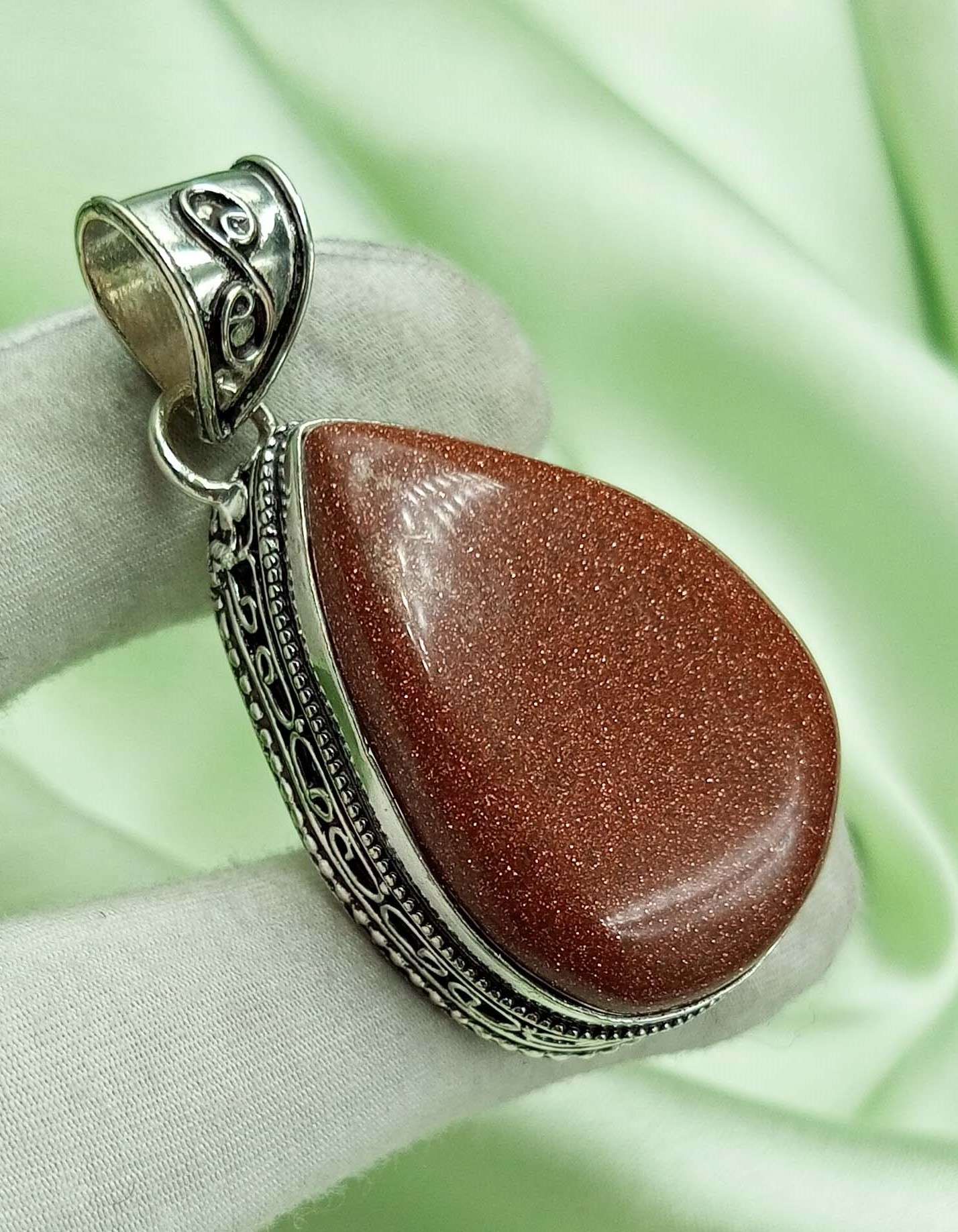 

Подвеска Sunstone из стерлингового серебра 925 пробы с антикварным винтажным покрытием размером 2 дюйма примерно в форме груши AVPP83