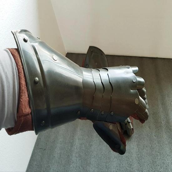 40.64 Cm Articulated Knight Gauntlets Black Gothic Gloves Handmade Protection Steel Armor for LARP, Cosplay, or Renaissance Faire