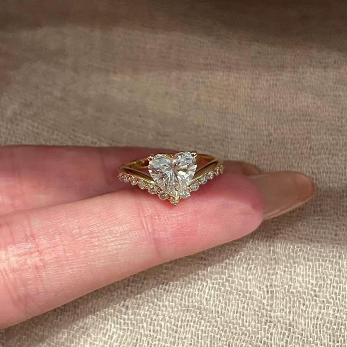 

Модні каблучки для жіночих прикрас золотий