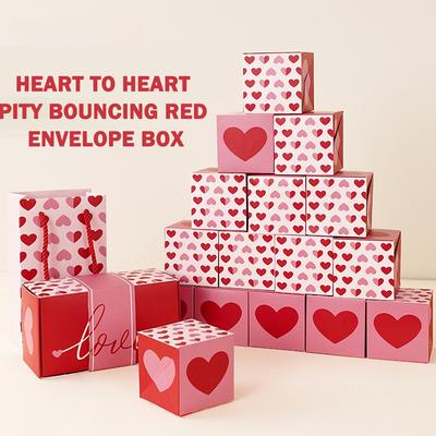 Kreativität springt in die rote Paketbox, innovatives Liebesherzmuster springt in die roten Umschläge für das Wohnzimmer