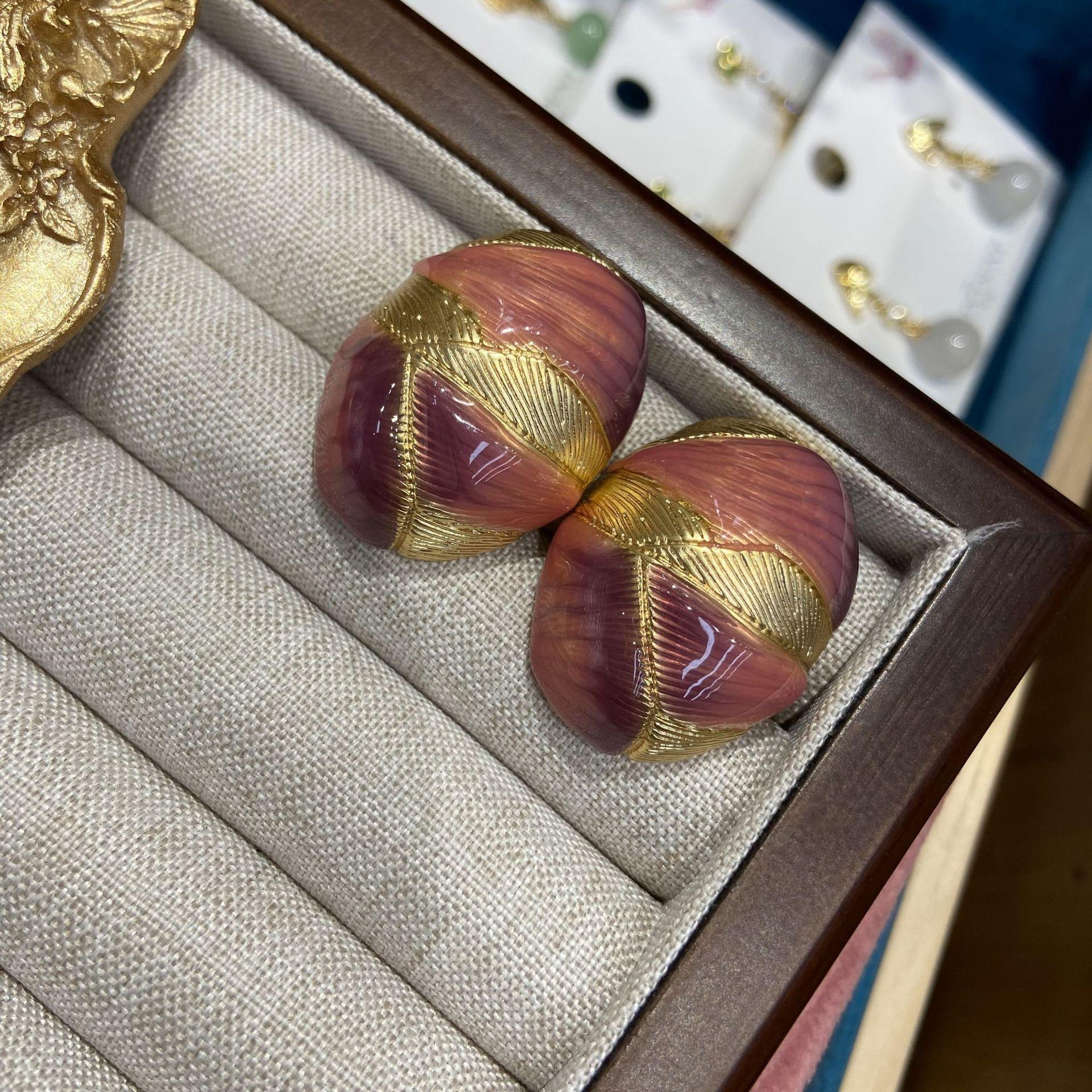 

Серьги-гвоздики в форме фиолетовых капель масла, покрытые медью, из настоящего золота