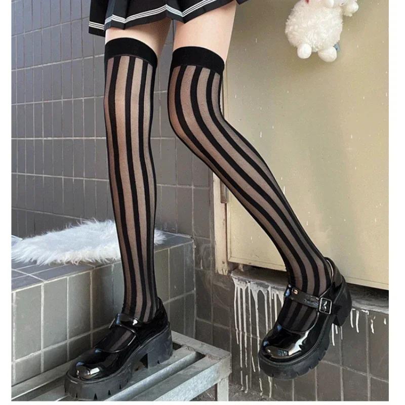 

Темная вертикальная полоска Черный шелковый жаккардовый эластичный гольф Японский уличный узор Форма JK Чулки до бедра Чулки выше колена One Size