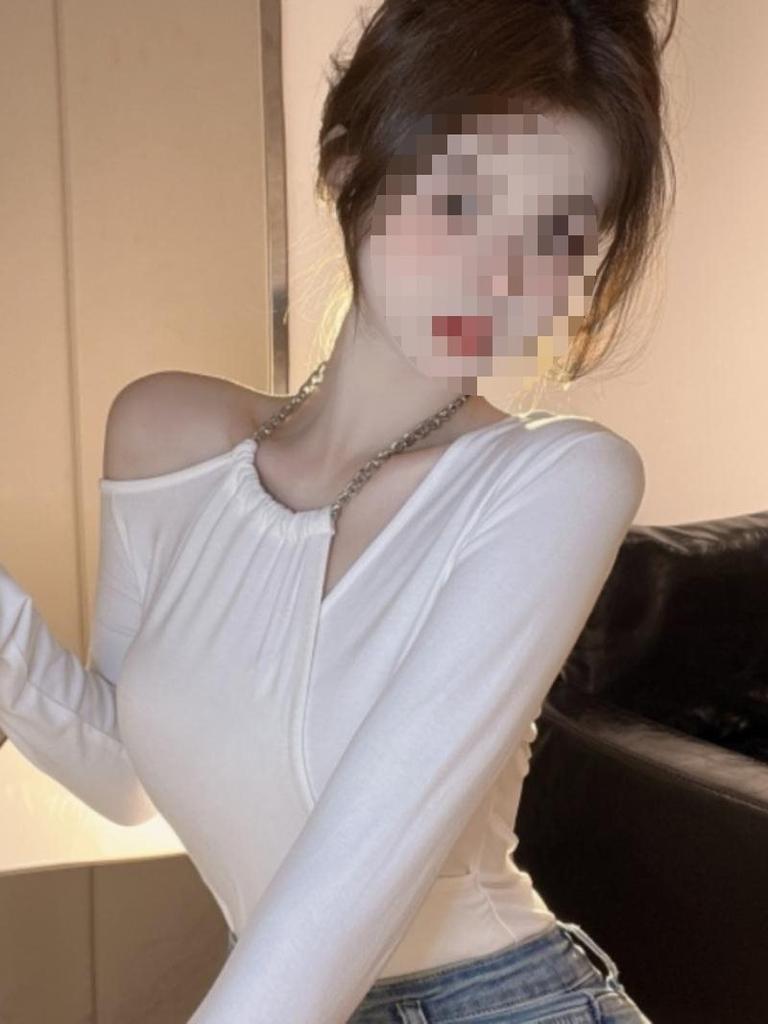 Oversized Chain T Shirt With Asymmetric Design For Casual Women Wear