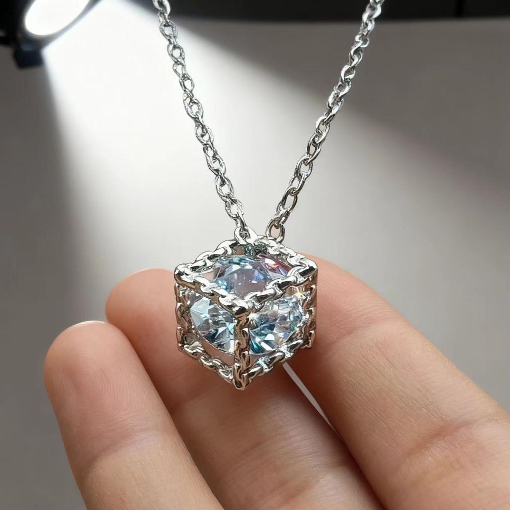 Three-dimensional square single diamond love Rubik's Cube necklace women's 3-carat pendant simple and versatile collarbone chain