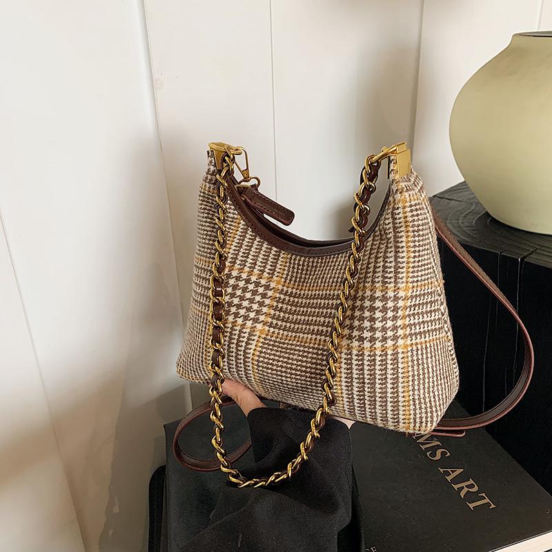 

Модная контрастная полосатая сумка под мышкой клетчатая ретро трендовая шерстяная сумка через плечо 2025 осень новая нишевая сумка