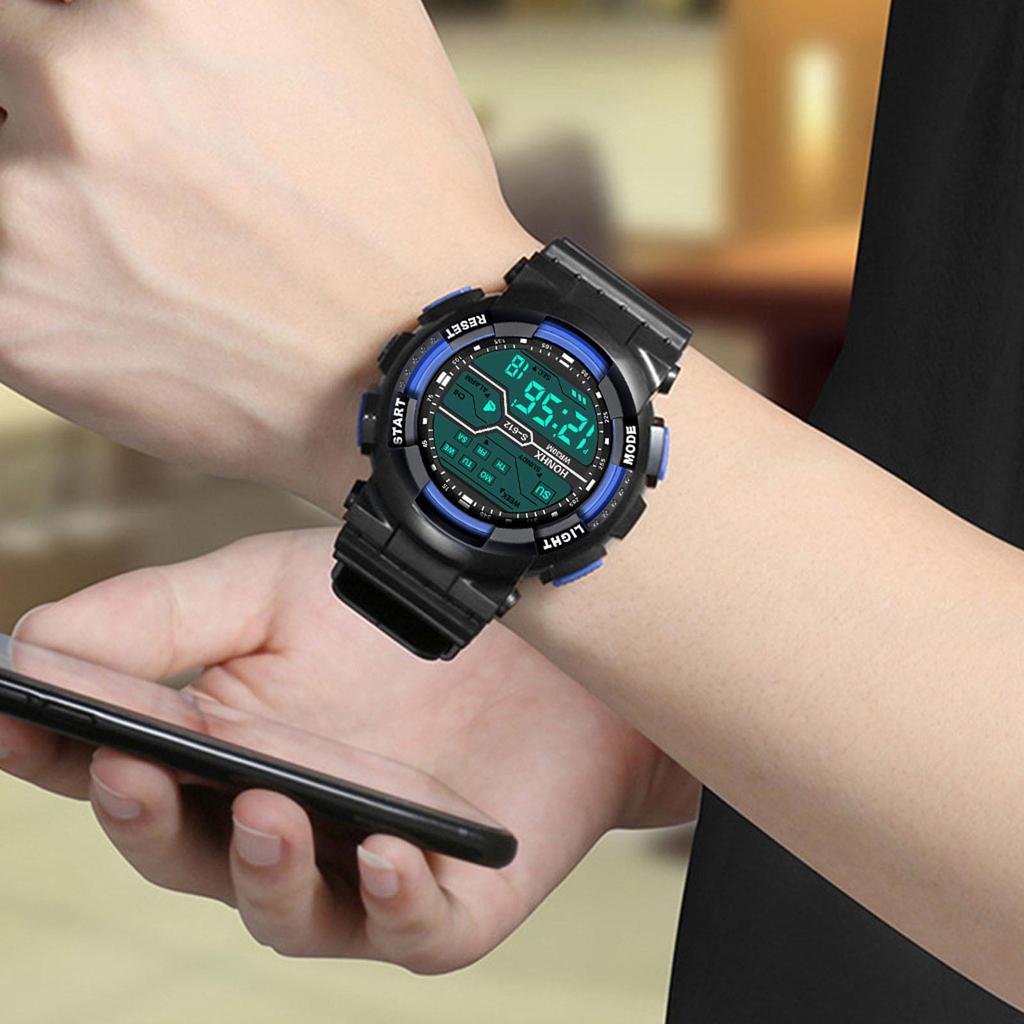 Una varietà di stili di orologi elettronici sportivi fantastici con quattro pulsanti
