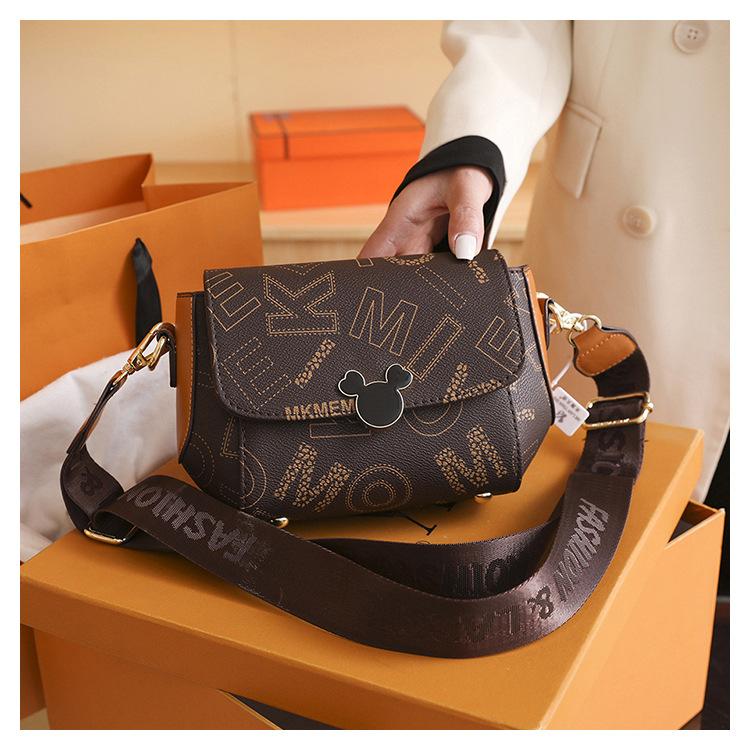 

2024 New Rhombus Printed Small Square Bag Trendy Wide Shoulder Strap Shoulder Bag Korean Edition Fashion Lock Crossbody Women s Bag