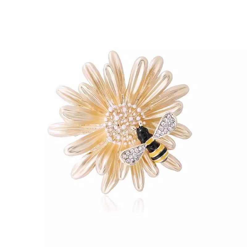Smell Chrysanthemum Brooch High-End Female Cute Little Bee Daisy Corsage Fashion Animal And Plant Anti-Light Pin Suit Accessories