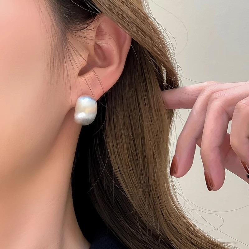 Silver Needle Eye-catching Matte Frosted Brushed Ear Studs in The Shape of A Waterdrop Arc