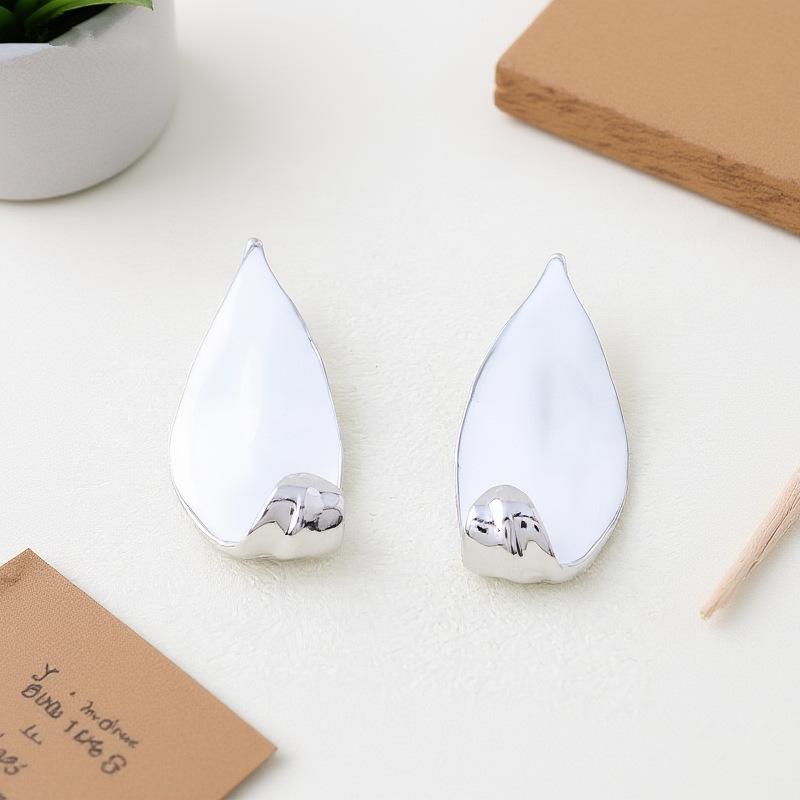 Retro cream leaf earrings, white oil dripping leaf roll earrings, fashionable and elegant, niche design women's earrings.