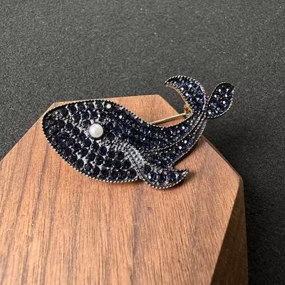 Korean Creative Blue Whale Fish Brooch Retro Luxury Temperament Brooch Niche Design Sweater Pin Suit Trendy Accessories