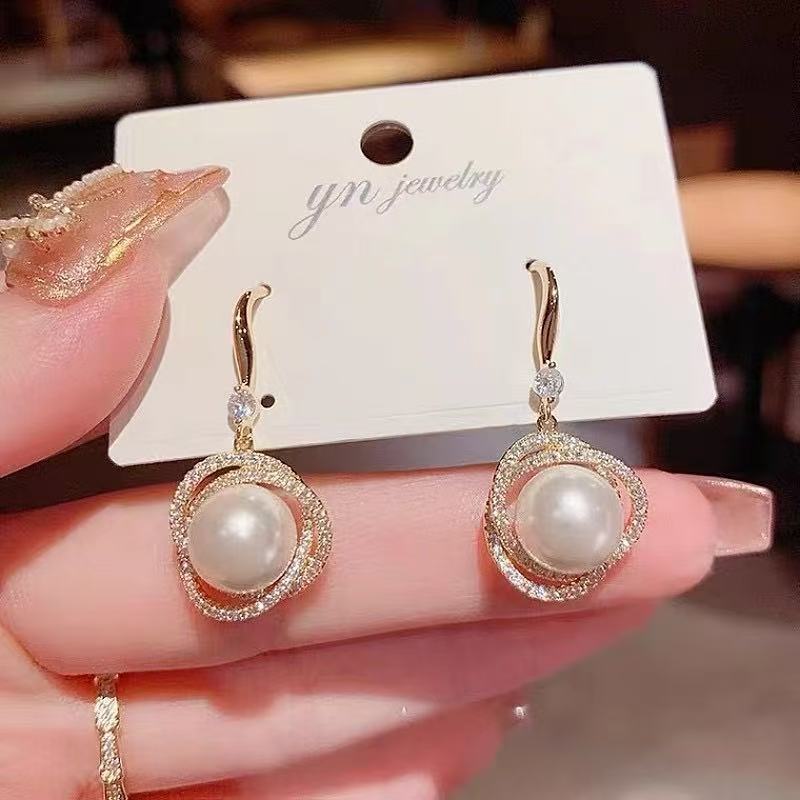 

Dongdaemun, South Korea Fashion Light Luxury Super Immortal Temperament Pearl Earrings Women s Personality Diamond Ear Hook Earrings золотой
