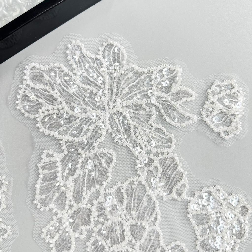 Weiß Perlenbesetztes Pailletten-Netz Paar Blumenapplikation Kleid Hochzeitskleid Dekoration Handgefertigt DIY Zubehör Stoffaufkleber Zubehör