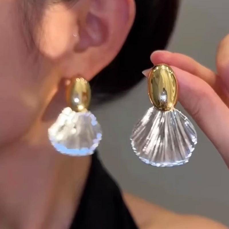 Metal Shell Pendant Oval Stud Earrings for Women Fashion Simple Light Luxury Personalized Girls Party Jewelry Birthday Gift